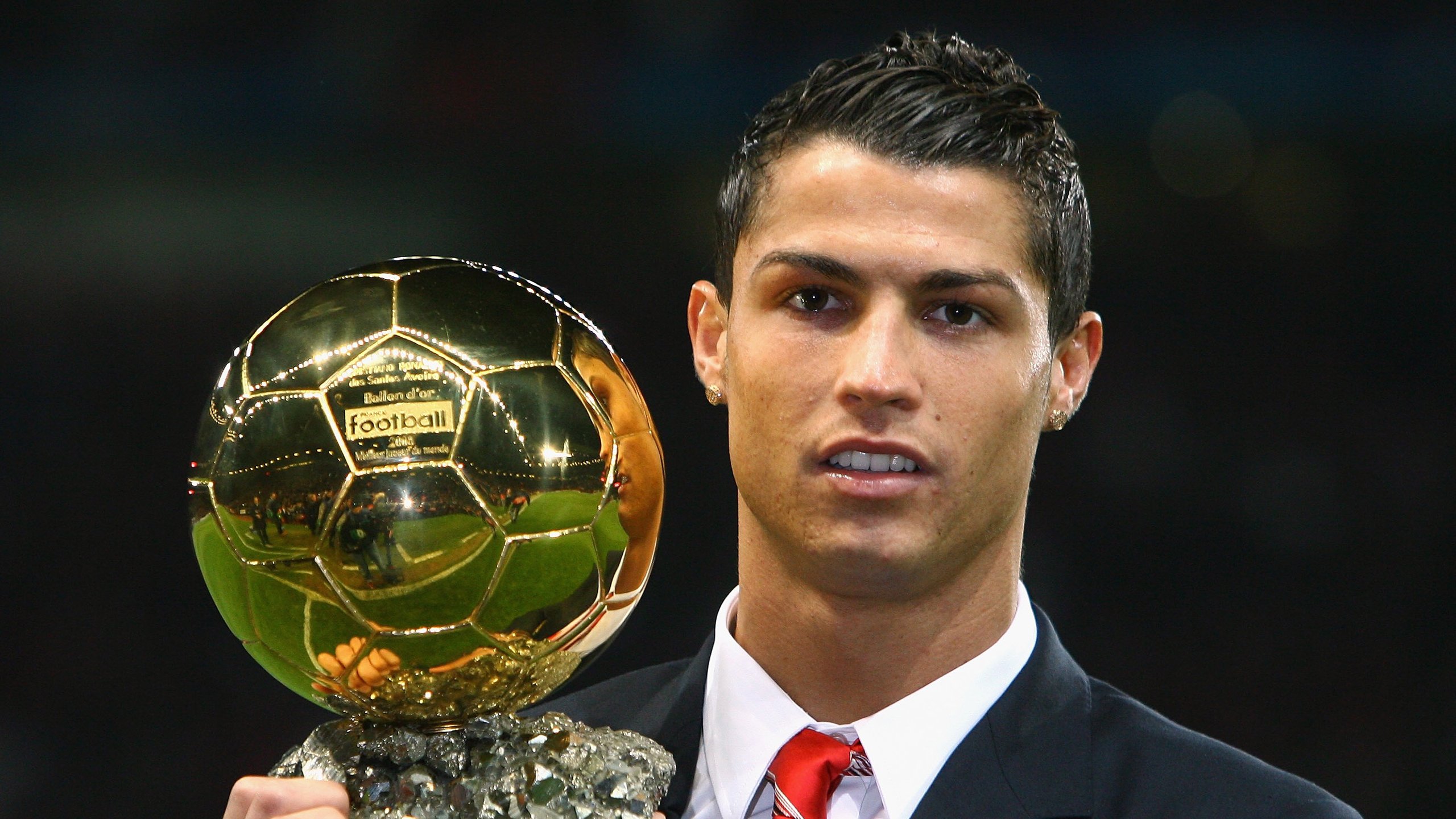 阿贾克斯在与PSV的关键战中3-2获胜,暂时止住颓势。前曼联前锋韦霍斯特回归荷甲,加盟阿贾克斯。